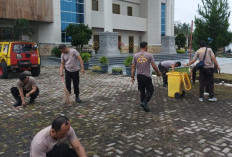 Polri dan Warga Bersinergi Bersihkan Lingkungan Lewat Program BELIDA di Prabumulih