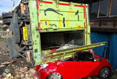 Truk Fuso Tabrak Rumah dan Timpa Mobil di Jalintim Desa Serinanti OKI