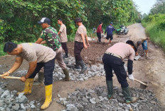 Jalan Poros Batumarta II Berlubang, Polisi dan Warga Turun Tangan Lakukan Perbaikan