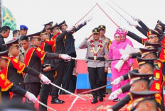 Kapolda Sumsel Lepas Irjen Pol Andi Rian R Djajadi Lewat Tradisi Pedang Pora
