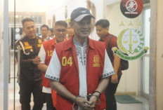 Tersenyum di Balik Borgol, Tersangka Harnojoyo Lempar Senyum Ditanya Soal BPHTB Pasar Cinde Palembang