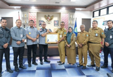 Kemenkum Babel Resmi Serahkan Sertifikat KBKI kepada Bupati Belitung