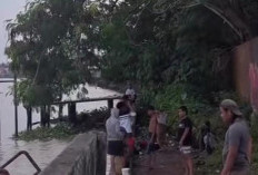 Aliran Air Bersih Distop Ke Rumah Pelanggan, Heboh Warga Ramai-ramai Mandi di Sungai Musi Palembang 