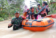 Babinsa Lempuing Evakuasi Warga di Desa Tebing Suluh OKI Terdampak Banjir