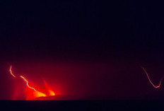 Petir Muncul saat Gunung Anak Krakatau Erupsi, ini Penjelasan PVMBG 
