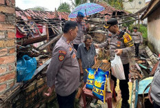 Kapolsek Sukarami Serahkan Bantuan ke Korban Rumah Roboh Akibat Angin Kencang