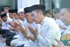 Khusyuk di Masjid Raudhatul Ulum Kodam II Sriwijaya, Ratu Dewa Hadiri Pengajian Ramadhan Tingkat Provinsi