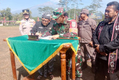 Jejak Pengabdian, Simbol Sinergi di Desa Cukil:Penandatanganan Naskah dan Penyerahan Alat Kerja TMMD Reguler
