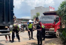 Kendaraan Mogok di Jalintim Betung Dievakuasi Cepat oleh Tim Ops Lilin Musi 2025