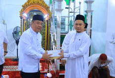 Wagub Sumsel Cik Ujang Safari Jumat di Masjid Al-Ikhlas, Beri Bantuan dan Hewan Kurban