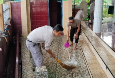 Program BELIDA Polda Sumsel Bergerak, Polisi Bersihkan Masjid Nurul Falah di Lubuk Linggau