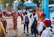 Sejumlah Orang Tua Hantar Anak Hari Pertama ke Sekolah