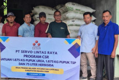PT SLR Salurkan 7,1 Ton Pupuk Untuk Kelompok Tani di Desa Pinang Belarik Ujan Mas Muara Enim 