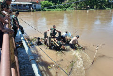 Sampah di Sekitar Jembatan Desa Penyandingan Teluk Gelam OKI Dibersihkan Babinsa Bersama Warga