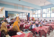 Pelajar di OKI Masuk Sekolah Pukul 9 Dampak Kabut Asap Kian Pekat