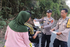 Polsek Tanjung Batu Ogan Ilir Gelar Patroli Terpadu dan Bagikan Stiker Imbauan Larangan Bakar Hutan dan Lahan