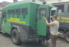 Gagah Bak Kendaraan Taktis, Mobil Tahanan Baru Kejati Sumsel Curi Perhatian di PN Palembang