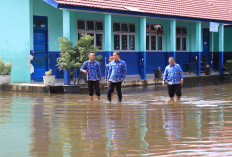 Tinjau Sekolah Terendam Banjir: Kadisdik Kota Palembang Amri : Darurat, Boleh Belajar Daring