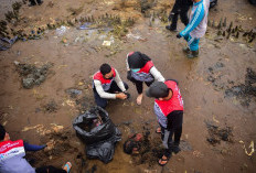 Enam ​Relawan Pertamina Peduli RU Plaju Turut Berkontribusi Dalam Aksi Clean Up Sungai Musi