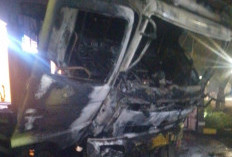 Diduga Korsleting Pengapian Mesin, Truk di Palembang Hangus Terbakar, Arus Lalulintas Sempat Tersendat