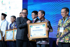 Ratu Dewa Jadi Satu-satunya Wali Kota di Sumatera yang Terima Award atas Komitmen Pemasangan 100% Air Bersih