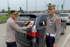 Mudik Aman, Nyaman, Lancar, dan Selamat, Polres Ogan Ilir Bagikan dan Pasang Stiker 