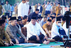 Doa Dipanjatkan, Kepedulian Ditunjukkan: Bupati Toha Bagikan Masker di Tengah Kemarau