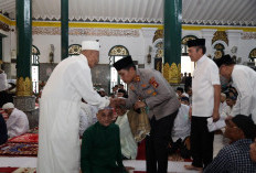 Kapolda Sumsel IrjenPol Rony Samtana Sambangi Masjid Agung, Serahkan Bantuan, Hadirkan Bakti Kesehatan