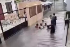 Diguyur Hujan Sejenak Kota Palembang Langsung Banjir, Momen Orang Dewasa Tiduran Tengah Genangan 