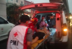 Kebakaran Lorong Sabar, Hanguskan 12 Rumah, Lansia Balita Dievakuasi Ambulan, Warga & Petugas Diberi Oksigen