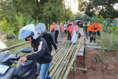Akses Jalan Putus Akibat Longsor, Warga Bikin Jembatan Darurat dari Bambu, Polisi Sampaikan Imbauan