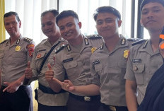 Aksi Humanis Ipda M. Aliudin dan Anggota Bantu Warga Motor Mogok di Jalan Lintas Muara Rupit