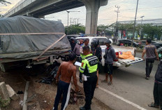 Diduga Hilang Kendali Berkendara di Waktu Subuh, Seorang Pria Meninggal di TKP Tabrak Bak Truk Parkir 