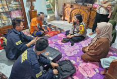 Duduk Main Hp Dirumah Teman Diteriaki 'Oy', Pria di Palembang Tiba-tiba Dibacok Wajah Disiram Cuka Parah