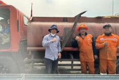 DLH Ogan Ilir Bantu Suplai Air untuk Penanganan Kebakaran Lahan, Standbykan Armada dan Personel