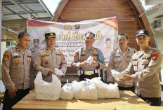 Pererat Kedekatan Polri & Masyarakat, Polsek Tanjung Batu Ogan Ilir Bagikan Makanan Gratis di Jumat Berkah