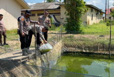 Polsek Pemulutan Ogan Ilir Dukung Program Ketahanan Pangan Melalui Penebaran Benih Ikan