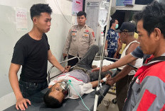 Pengendara Revo Nekat Terobos Palang Pintu Perlintasan KA Babaranjang Gunung Megang