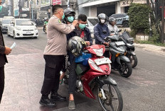 Biddokkes Polda Sumsel Bagikan 2.000 Masker di Palembang, Sasar Warga di Ruang Terbuka 