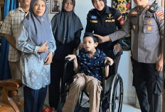 Momen Jumat Berkah Sie Dokkes Polrestabes Palembang Salurkan Kursi Roda Warga Membutuhkan