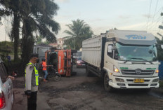 Truk Batubara PT CMA Terguling di Jalinsum Akibat Jalan Rusak, Polisi Gerak Cepat Atur Lalu Lintas