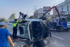 Pajero Putih Terbalik dan Rusak Parah di Jalan Perintis Kemerdekaan Palembang, Nasib Sopir?
