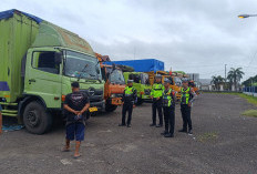 Jelang Mudik Lebaran Polres OKI Lakukan Penyekatan Truk Sumbu Tiga yang Membandel