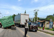 Truk Patah As di Simpang Pasir Putih Sebabkan Jalintim Palembang–Betung Macet Parah