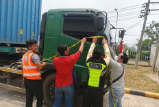 Betulkan Kabel Internet Semrawut, Sopir Truk Kontainer Meninggal, Kernetnya Kritis Tersengat Kabel Listrik  