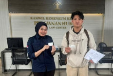 Pelayanan Lintas Negara, Kanwil Kemenkum Babel Serahkan Stiker Legalisasi Dokumen Pendidikan