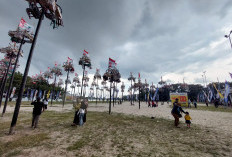 Belum Mulai, Sudah Diserbu Pengunjung, Festival Panjat Pinang 80 Pohon Sumatera Ekspres 2025 di JSC