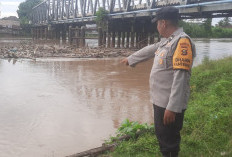Curah Hujan Mulai Tinggi, Polsek Muara Kuang Lakukan Pengecekan Debit dan Arus Sungai Ogan