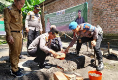 Hadiri Peletakan Batu Pertama Rumah Layak Huni, Kapolsek Indralaya Siap Berikan Dukungan Program Sosial