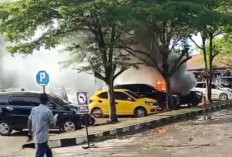 Antar Anak, Mobil Terios Terbakar di Halaman Parkir Sekolah, Diduga Korsleting